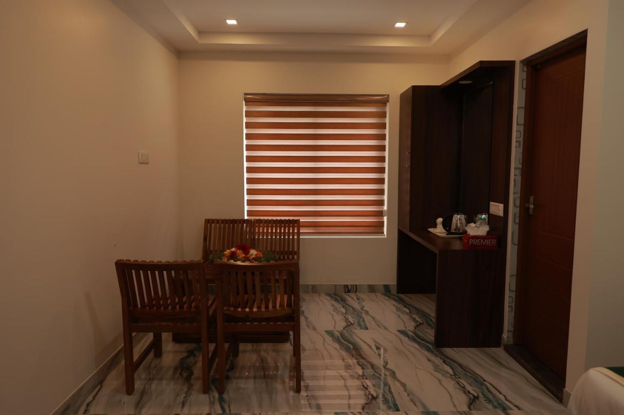 Delano Residency Hotel Kaliyal Bagian luar foto