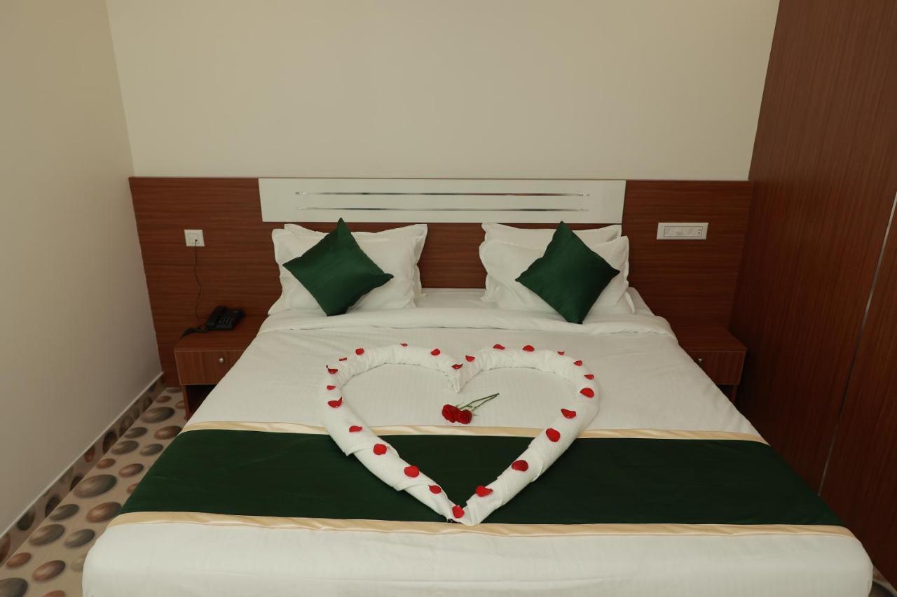 Delano Residency Hotel Kaliyal Bagian luar foto