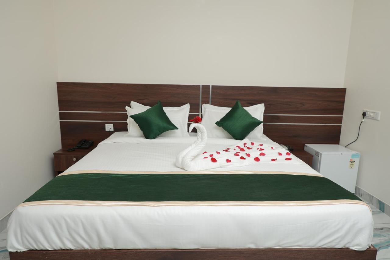 Delano Residency Hotel Kaliyal Bagian luar foto