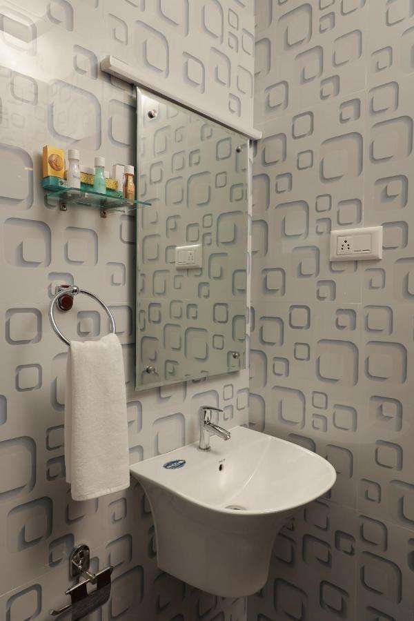 Delano Residency Hotel Kaliyal Bagian luar foto