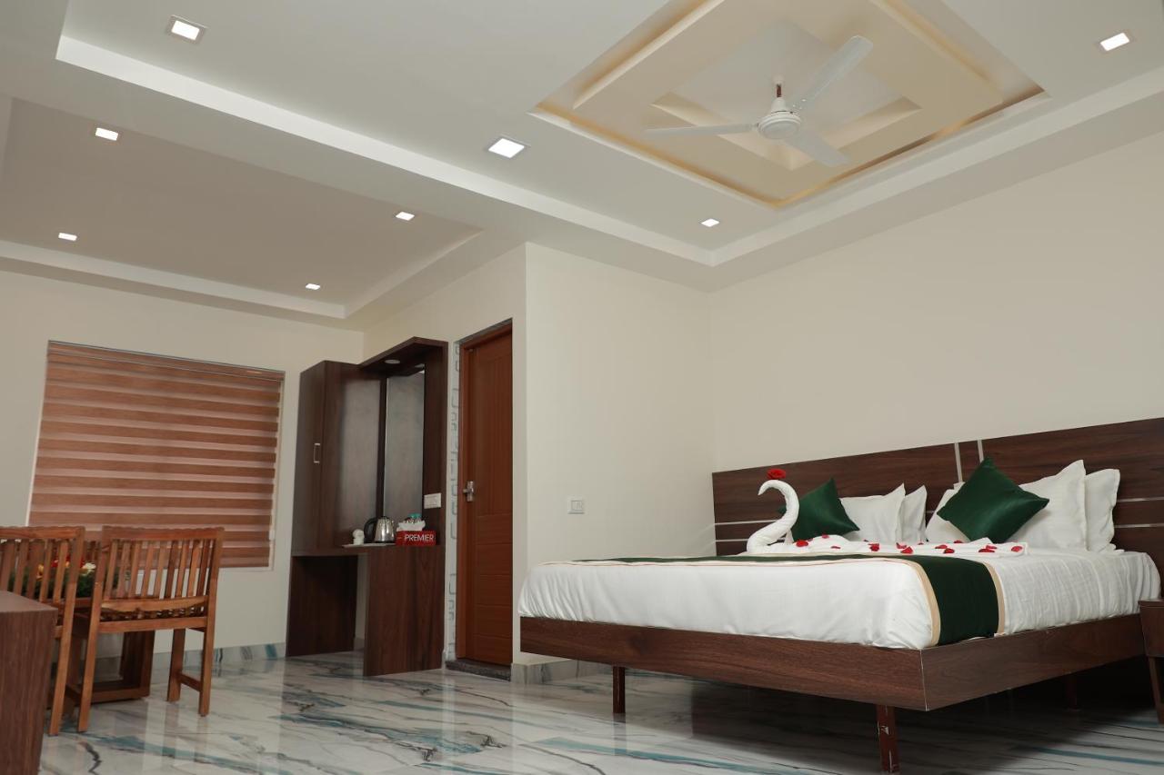 Delano Residency Hotel Kaliyal Bagian luar foto
